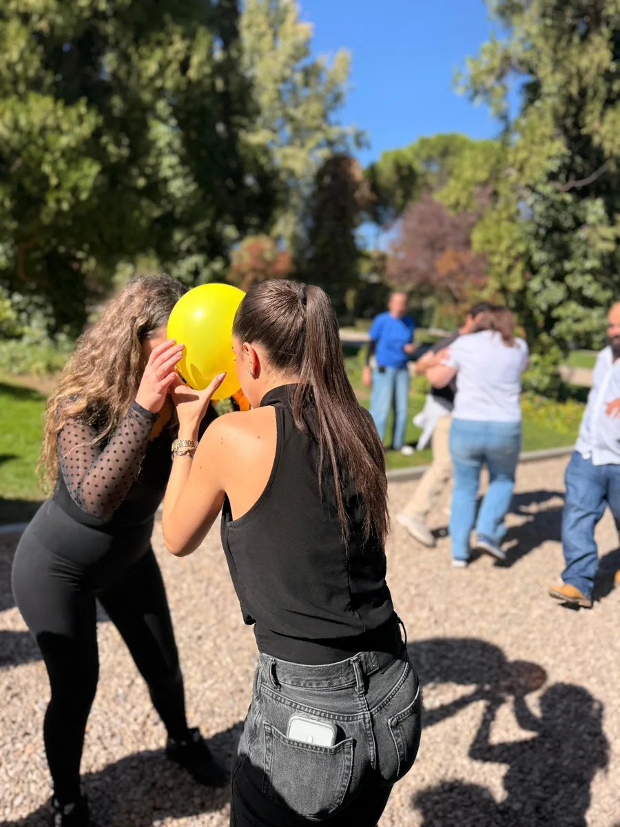 Participantes realizando una dinámica en grupo con globos