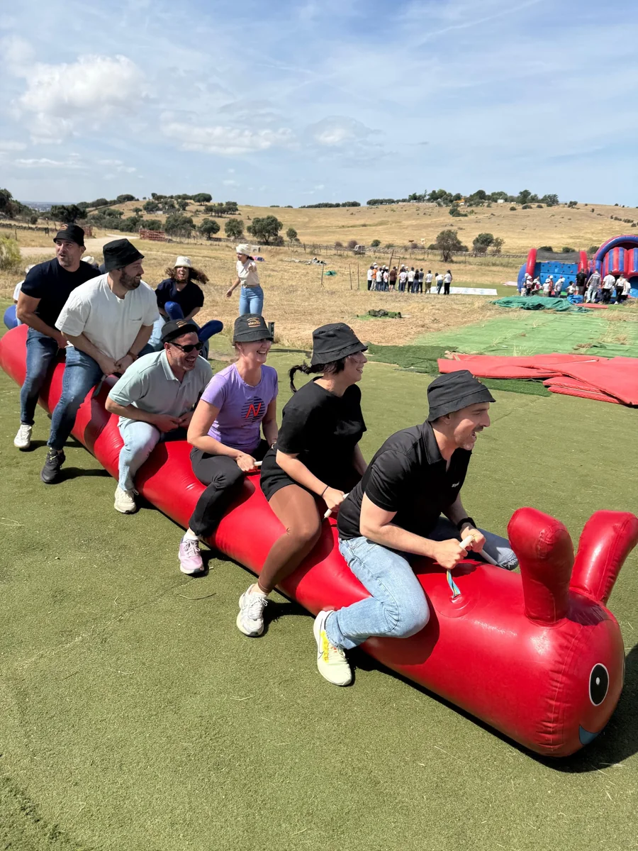 Participantes coordinándose en una carrera por equipos