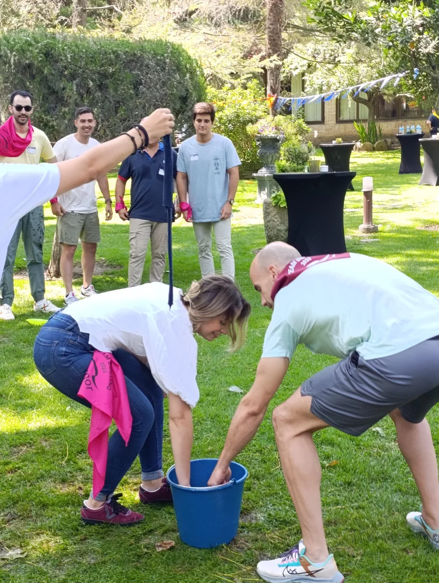 Participantes compartiendo un juego de equipo en un jardín