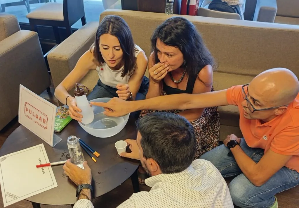Equipo resolviendo un reto de escape